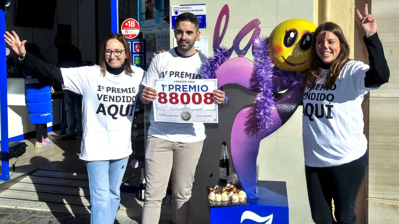 Los responsables de la administración de lotería nº 7 de Albacete celebran haber vendido décimos del 'Gordo' del Sorteo Extraordinario de Navidad de la Lotería Nacional que ha recaído en el número 88.008 - EFE/ Manu