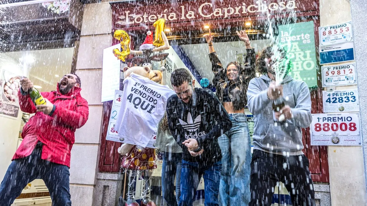 La administración de loterías número 12 de Toledo, La Caprichosa, que regentan los hermanos Rodrigo y Carlos, ha vendido parte del primer y del tercer premio del sorteo extraordinario del Niño, tras haber dado el Gordo y cuatro quintos premios en el sorteo de Navidad - EFE/Ángeles Visdómine