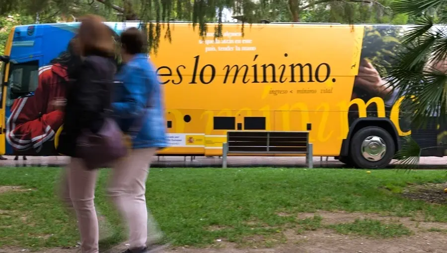 El autobús del Ingreso Mínimo Vital (IMV) que estuvo recorriendo España para informar a posibles beneficiarios de la prestación - EFE/Jesús Monroy