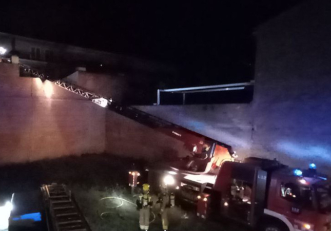 Entre la vida y la muerte tras explotar una bombona de gas: los vecinos, sin casas, bomberos, explosión, incendio, fuego, 