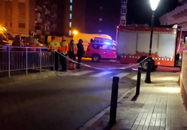 Un muerto y tres heridos graves al incendiarse un piso con varias personas dentro, bomberos, incendio,