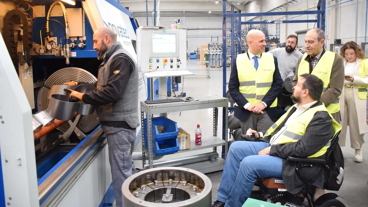 El director general de Empresas del Gobierno de Castilla-La Mancha, Javier Rosell, visita las instalaciones de Exojo SL, en el Polígono Industrial El Salvador II de La Roda (Albacete)