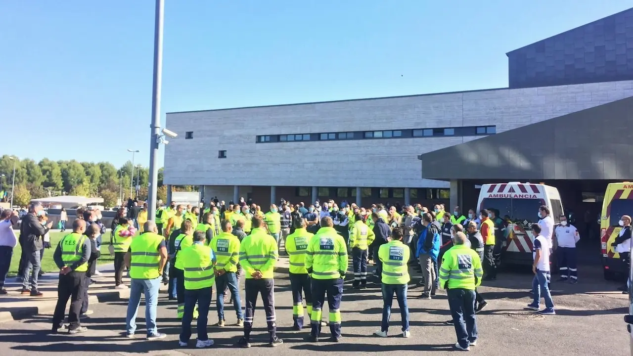 En la imagen de archivo trabajadores del transporte sanitario de Castilla-La Mancha en una concentración