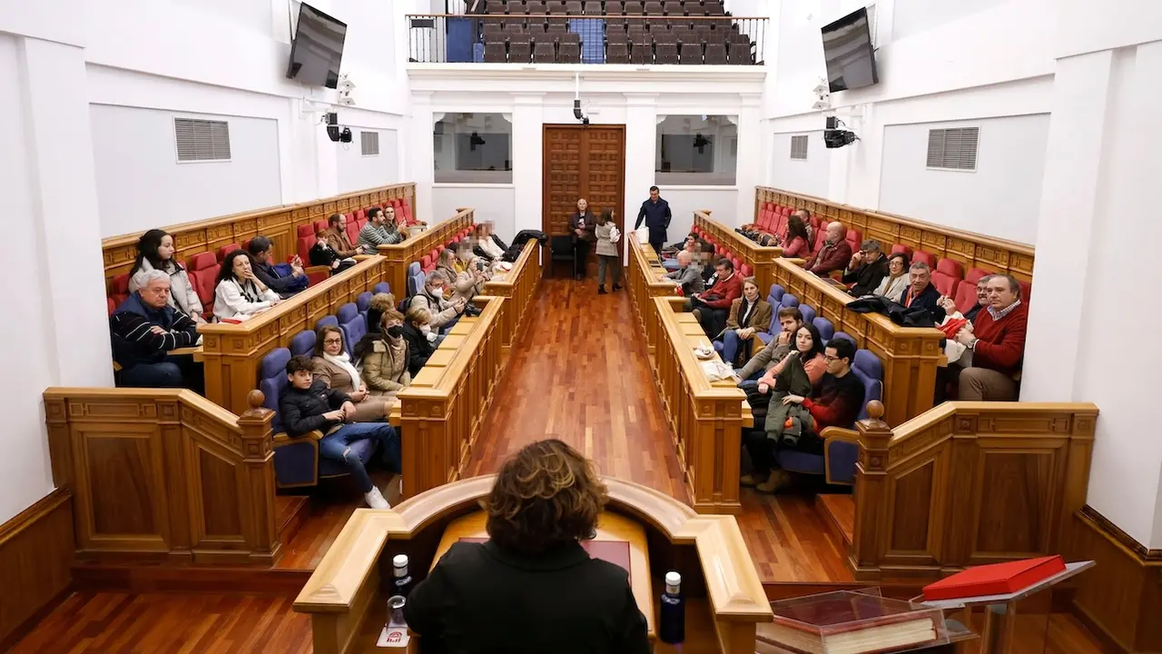 Un centenar de visitantes en la nueva jornada de puertas abiertas de las Cortes de Castilla-La Mancha