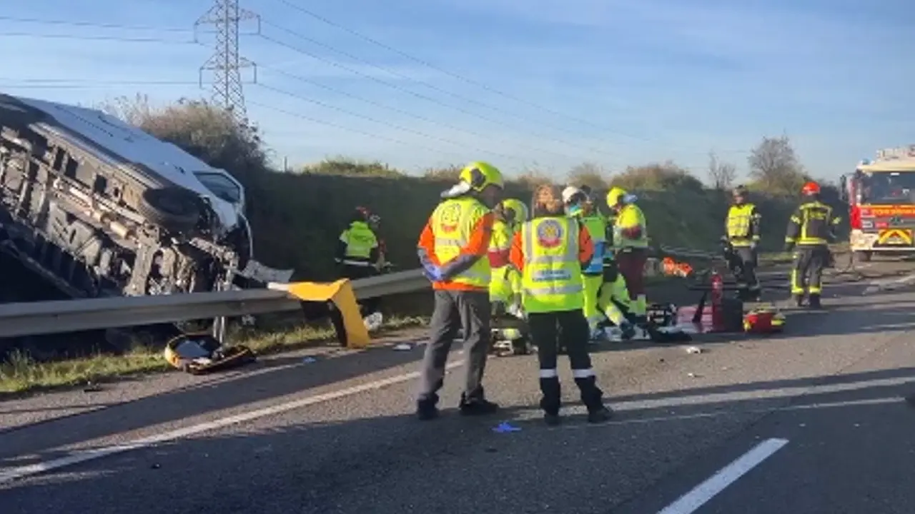 Un muerto y dos heridos al chocar una furgoneta contra una coche en carretera