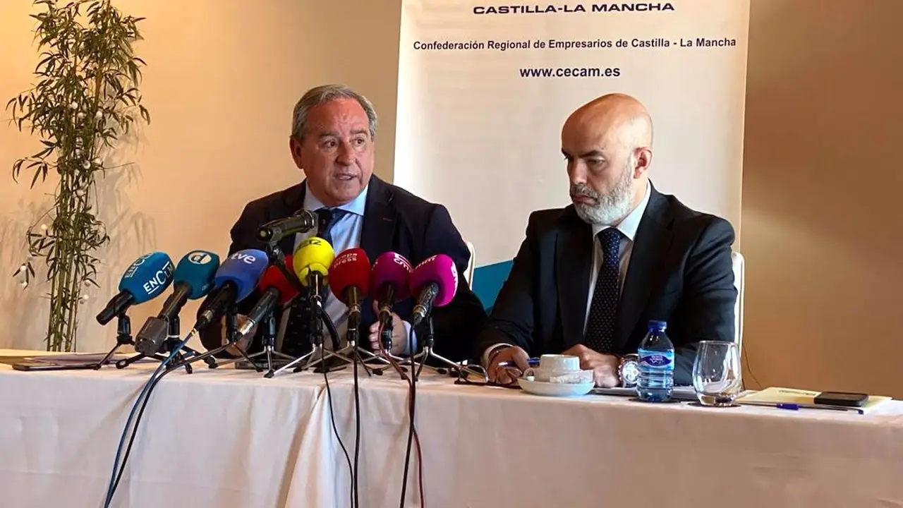 El presidente de la Confederación de Empresarios de Castilla-La Mancha (CECAM), Ángel Nicolás, durante un desayuno informativo ofrecido en Toledo - EP