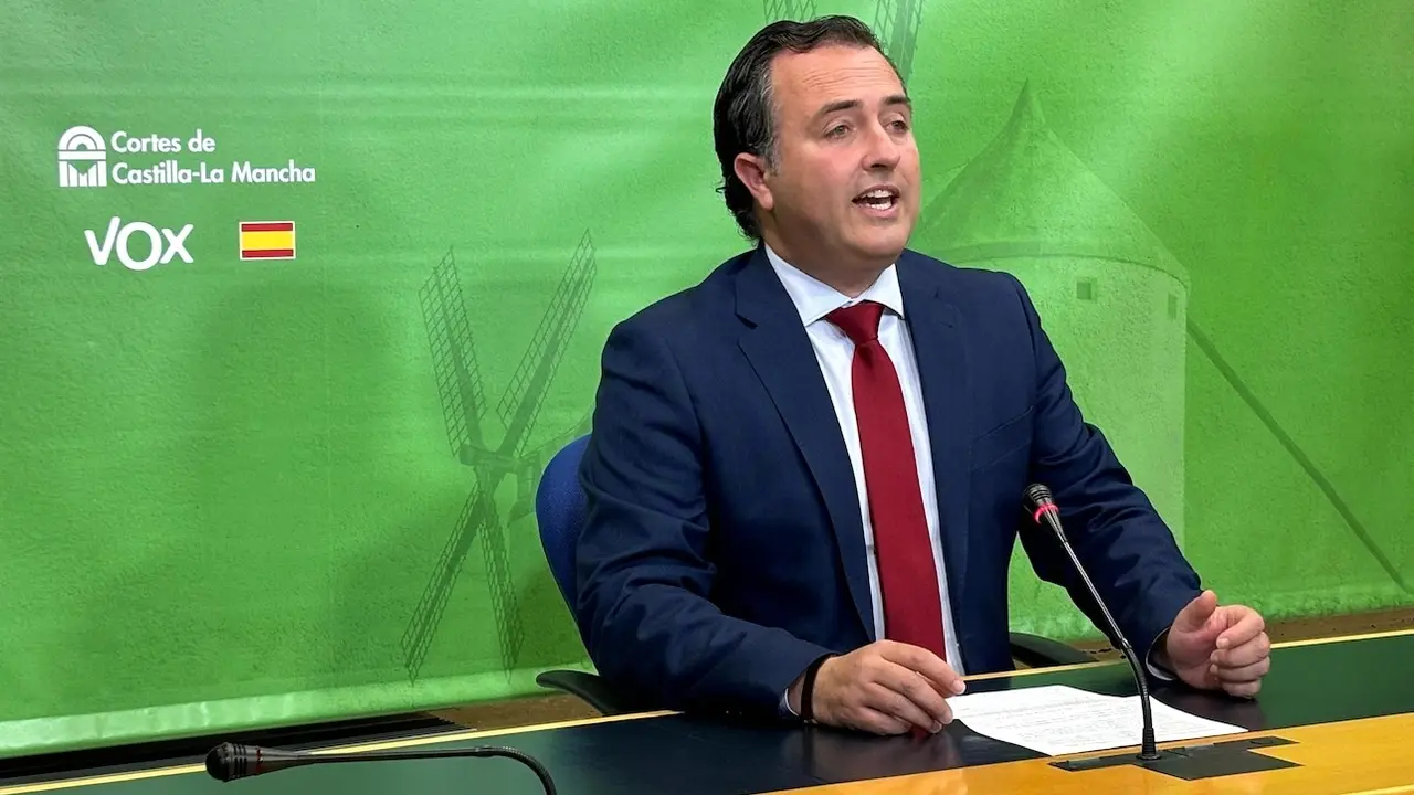 El presidente de Vox en las Cortes de Castilla-La Mancha, David Moreno, durante la rueda de prensa que ha ofrecido en el Parlamento regional