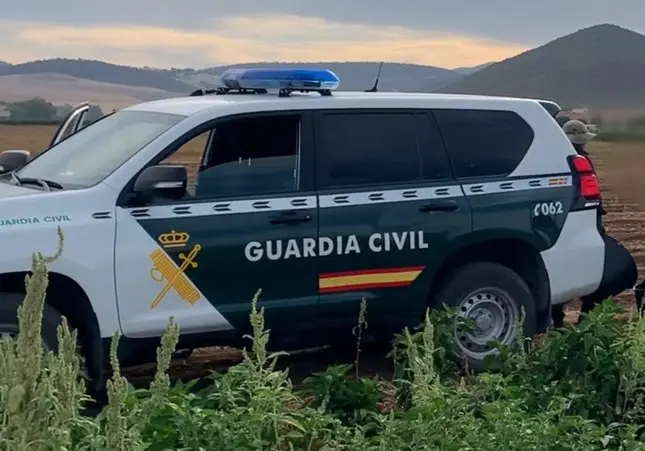 Una batida de caza acaba en tragedia: mata a su hermano de un disparo de escopeta, patrulla, Guardia Civil, agente, cadáver, crimen, finca, zona rural, camino,