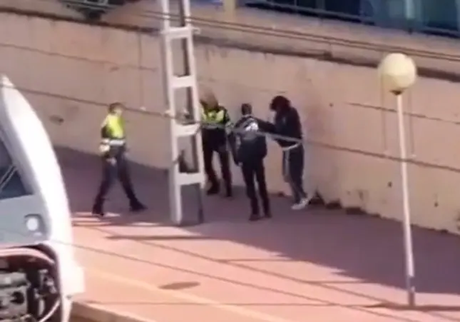 VIDEO. Se cuelan en el tren y atacan con cuchillos a los vigilantes cuando les hacen bajar