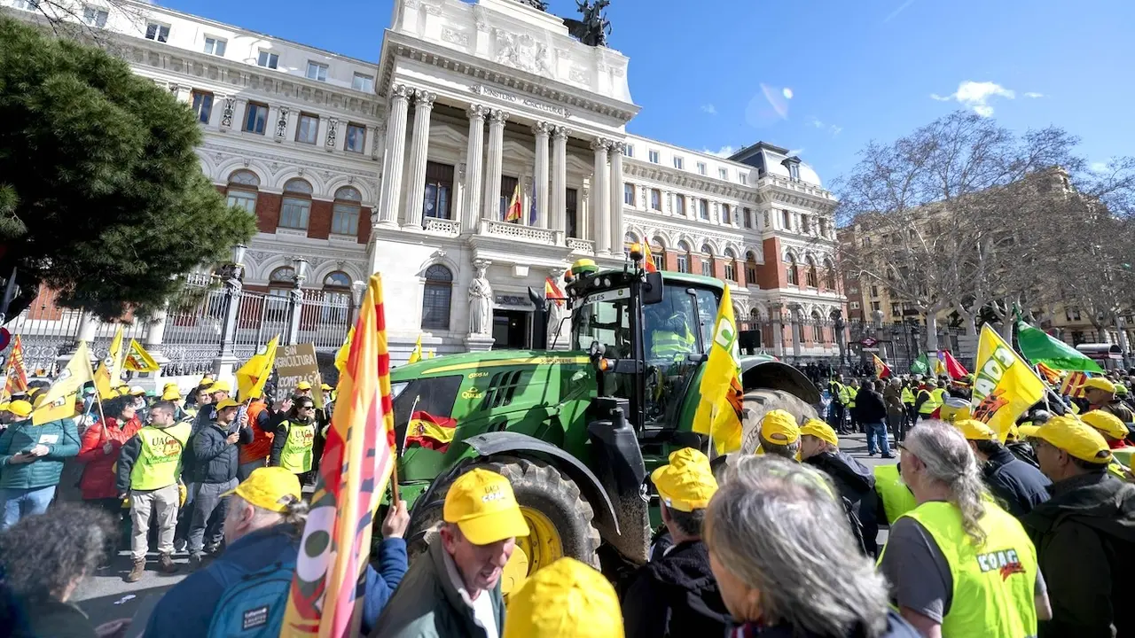 Un tractor llega a la concentración de agricultores en el Ministerio de Agricultura - EP/Alberto Ortega