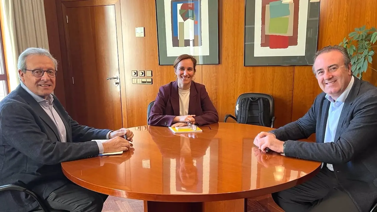 La ministra de Sanidad, Mónica García, durante la reunión que ha mantenido con la Confederación Estatal de Sindicatos Médicos (CESM)