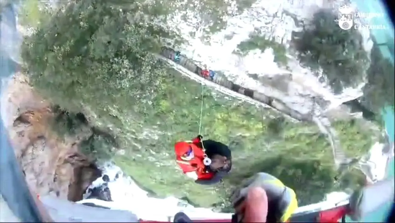 Rescatan en helicóptero a una joven de Cuenca lesionada en el Faro del Caballo, en Santoña (Cantabria)