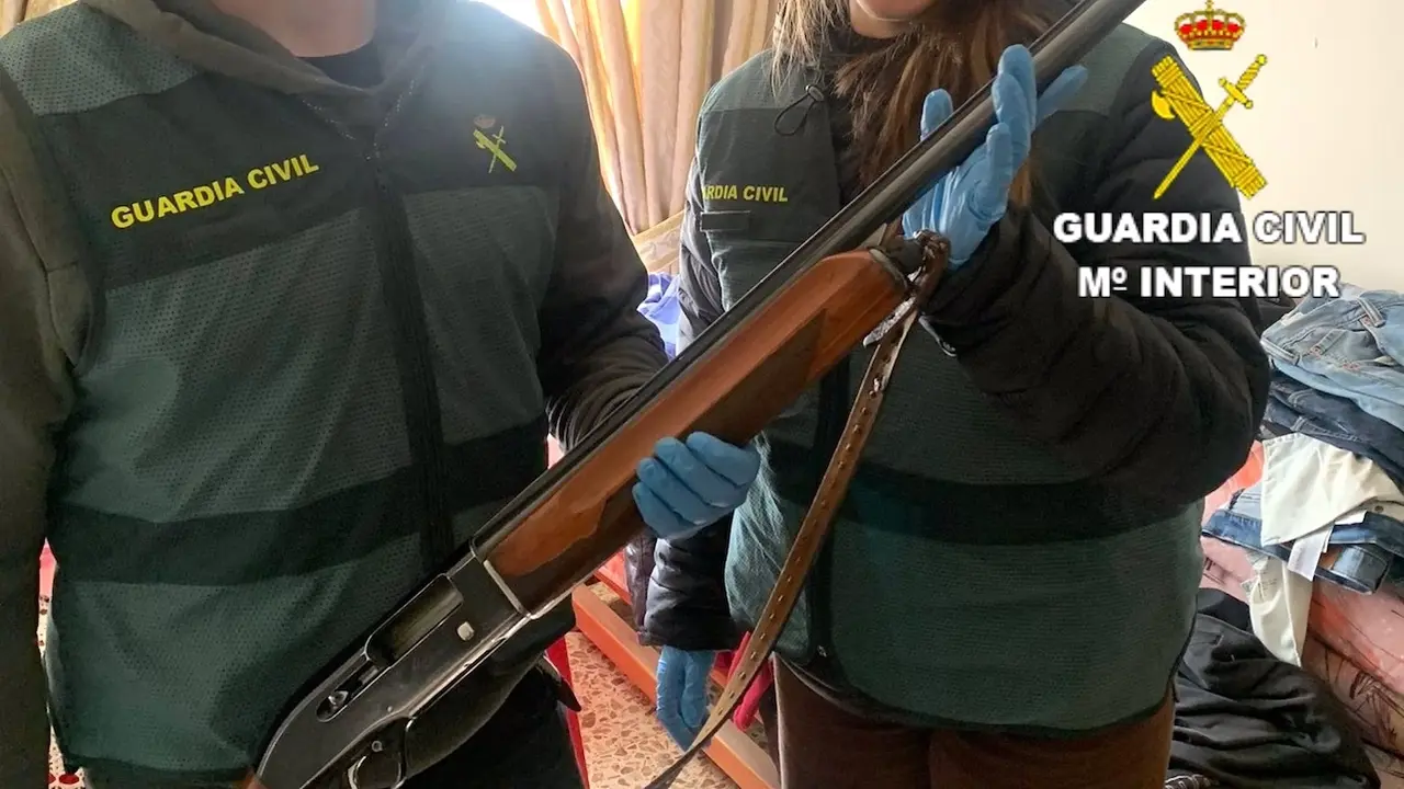Detenido tras revocarle la licencia de armas y negarse a entregar su escopeta