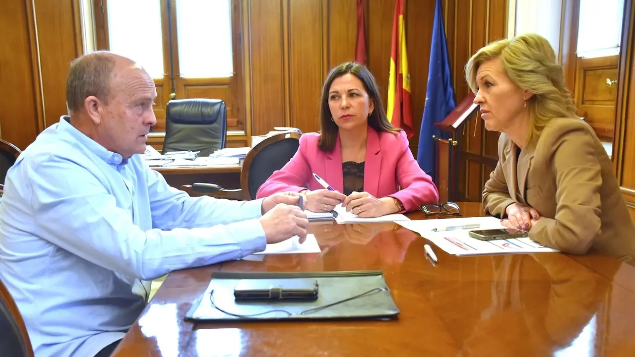 La vicepresidenta de la Diputación de Cuenca, Nuria Illana, y la delegada de la Junta en Cuenca, Marian López, se han reunido con el alcalde de Fuentelespino de Moya