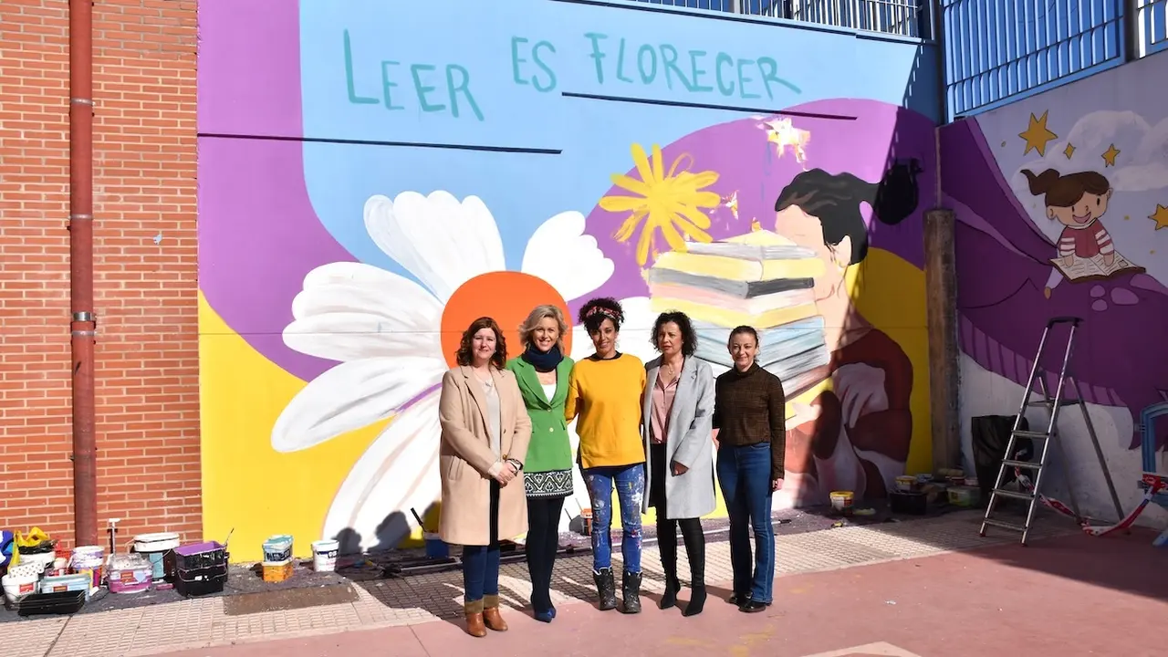 La artista conquense Cristina Domínguez realiza un mural en el CEIP 'Hermanos Valdés' de la capital