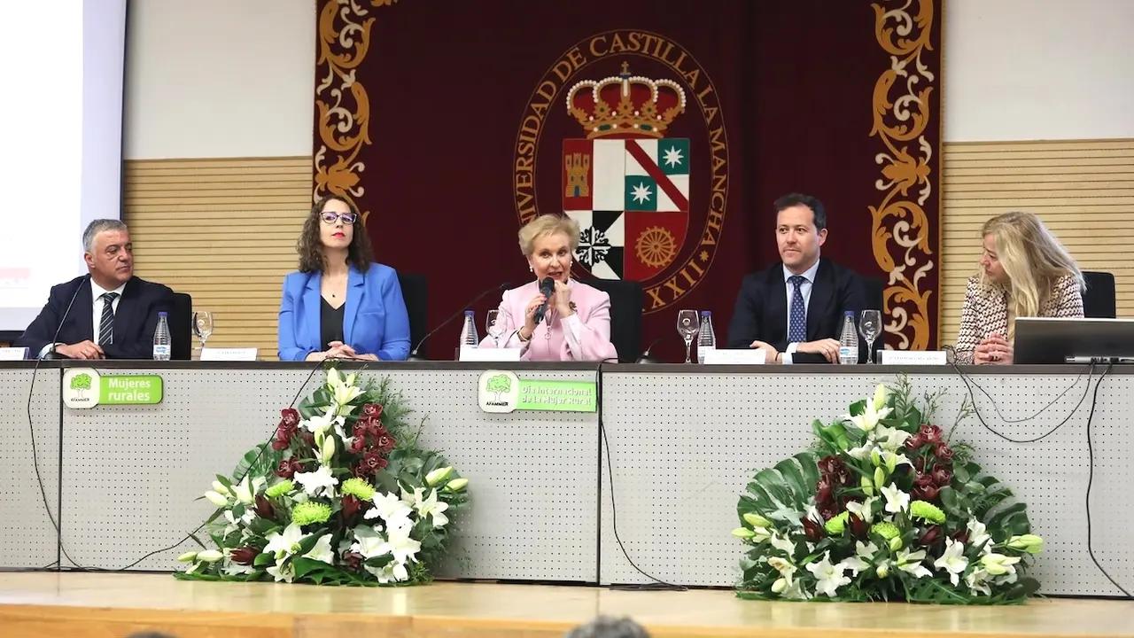 La consejera de Igualdad de Castilla-La Mancha, Sara Simón (2ªizq), ha intervenido en la jornada ‘La igualdad, un legado entre generaciones’, organizada por AFAMMER en Toledo