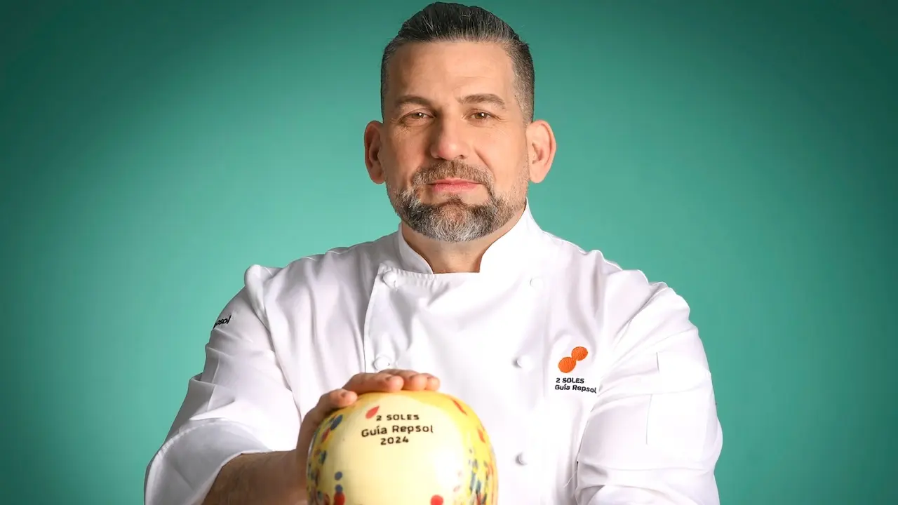 La Guía Repsol reconoce con dos Soles al restaurante 'Casas Colgadas' de Cuenca. En la imagen el chef Jesús Segura posa con el Sol Repsol