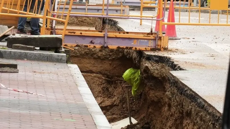 Fallece un trabajador tras caer a una zanja en unas obra de una red de calor