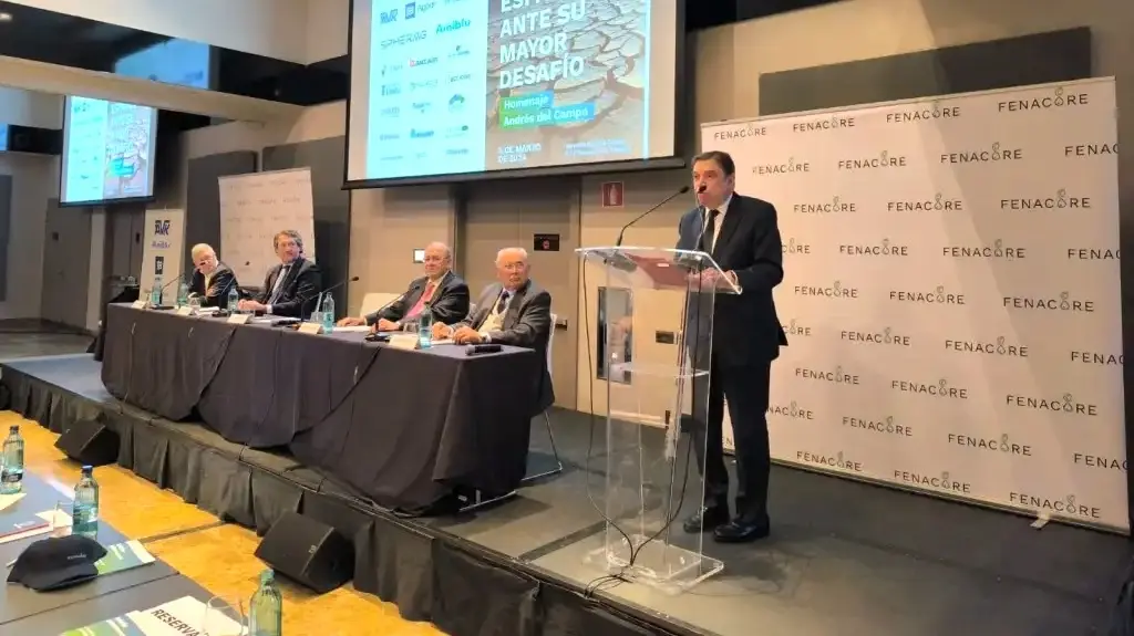 El ministro de Agricultura, Pesca y Alimentación, Luis Planas, en la clausura de una jornada técnica de la Federación Nacional de Comunidades de Regantes de España (Fenacore)