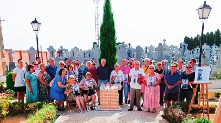 Acto de colocación de la placa, ubicada en un pequeño muro, en el cementerio de Fuensalida (Toledo)