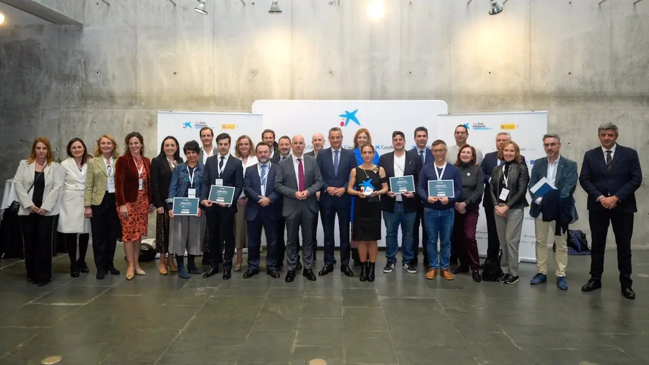 Fotografía de familia de los Premios Emprende XXI