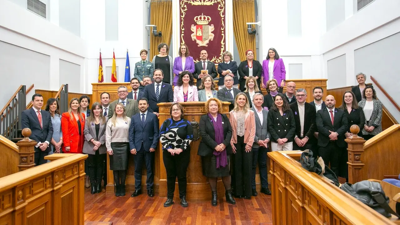 Imagen de familia del Pleno Social que ha acogido las Cortes de Castilla-La Mancha con motivo del 8M, Día Internacional de las Mujeres