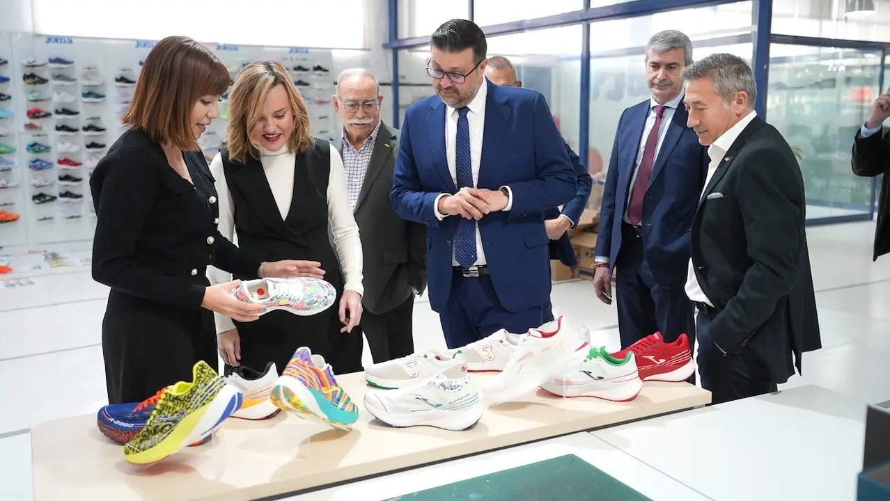 Pilar Alegría visita la fábrica central de Joma, patrocinador del Comité Olímpico Español