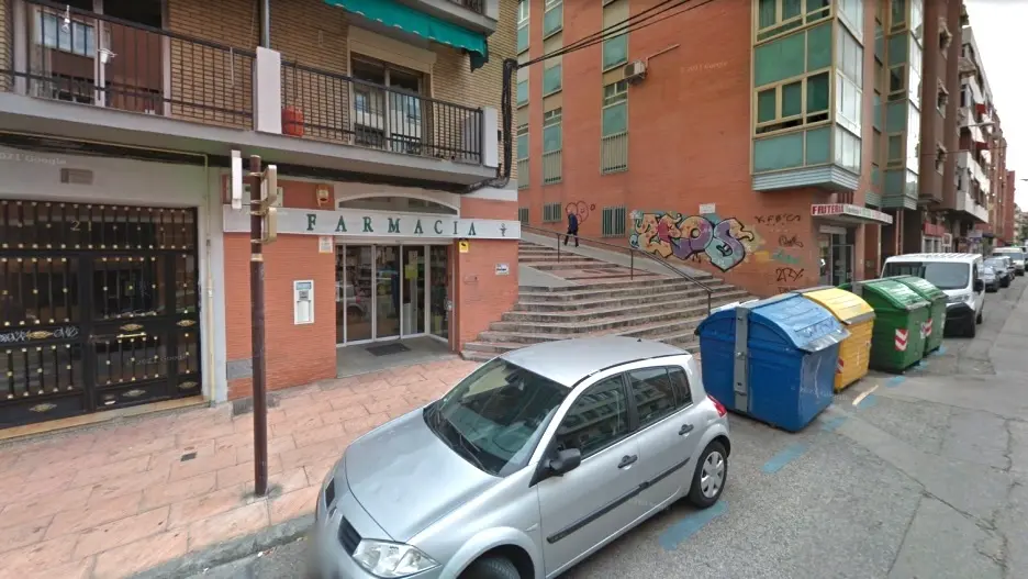 Un hombre con un gran cuchillo atraca una farmacia y huye con la recaudación