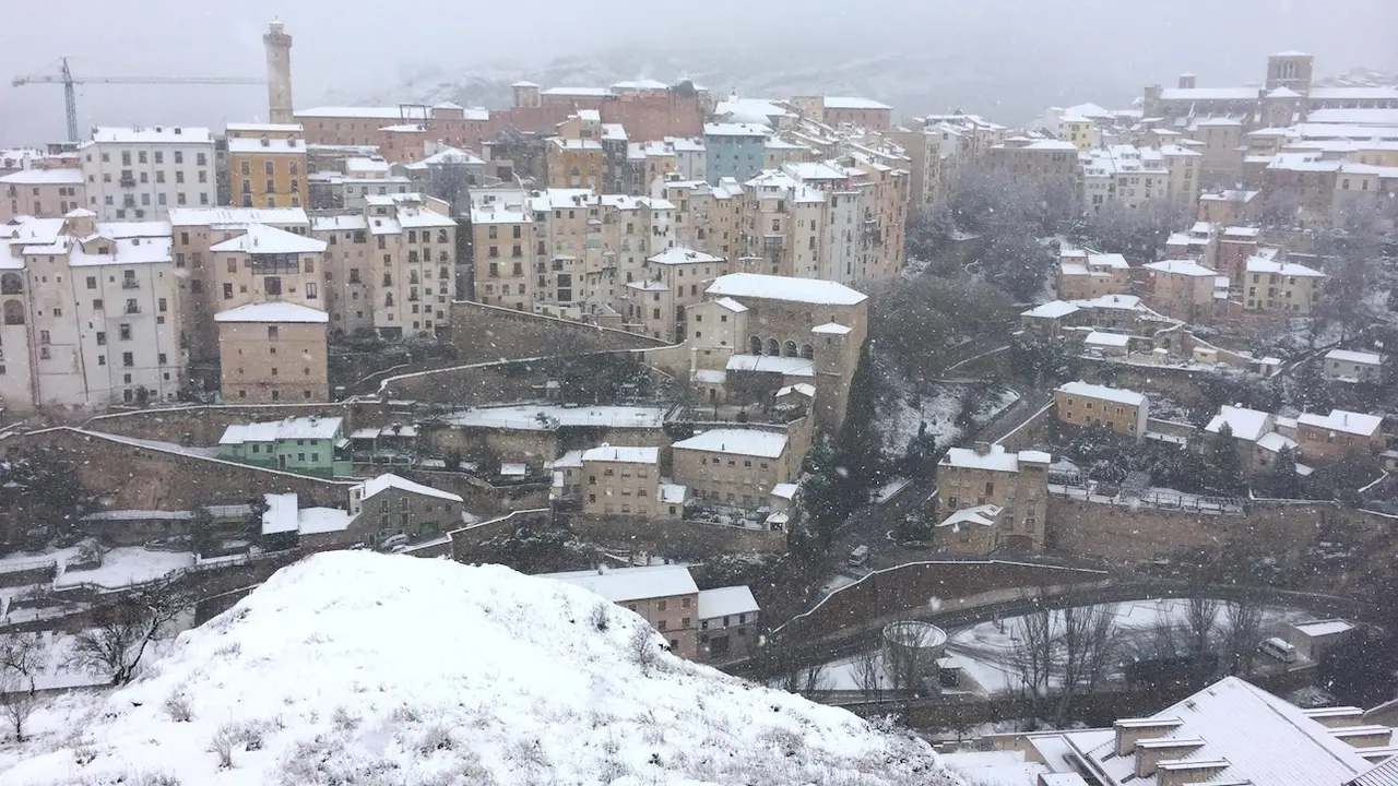 Cuenca activa el Pemuvi en fase de prealerta ante la previsión de posibles nevadas. Imagen de archivo de la ciudad de Cuenca cubierta de nieve