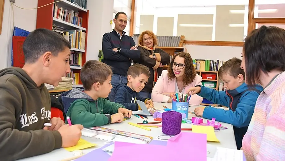 La consejera de Igualdad de Castilla-La Mancha, Sara Simón, durante la visita que ha realizado a los talleres programados dentro del Plan Corresponsables en Málaga del Fresno (Guadalajara)