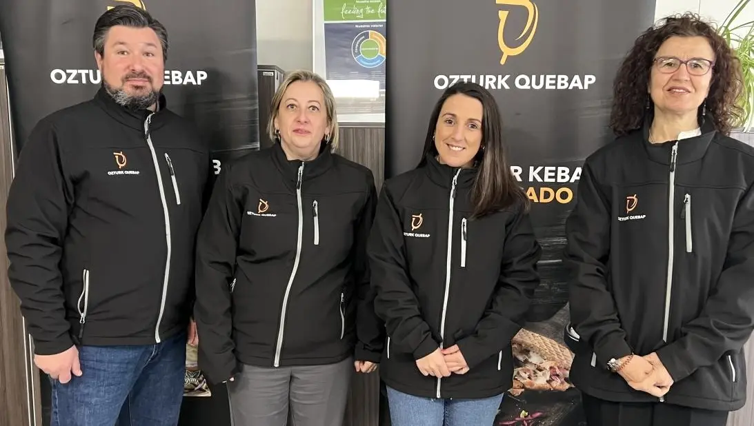 La directora general de Producción Agroalimentaria, Elena Escobar, durante la visita que ha realizado a la empresa Ozturk Quebap Producción S.L. en Casarrubios del Monte (Toledo)