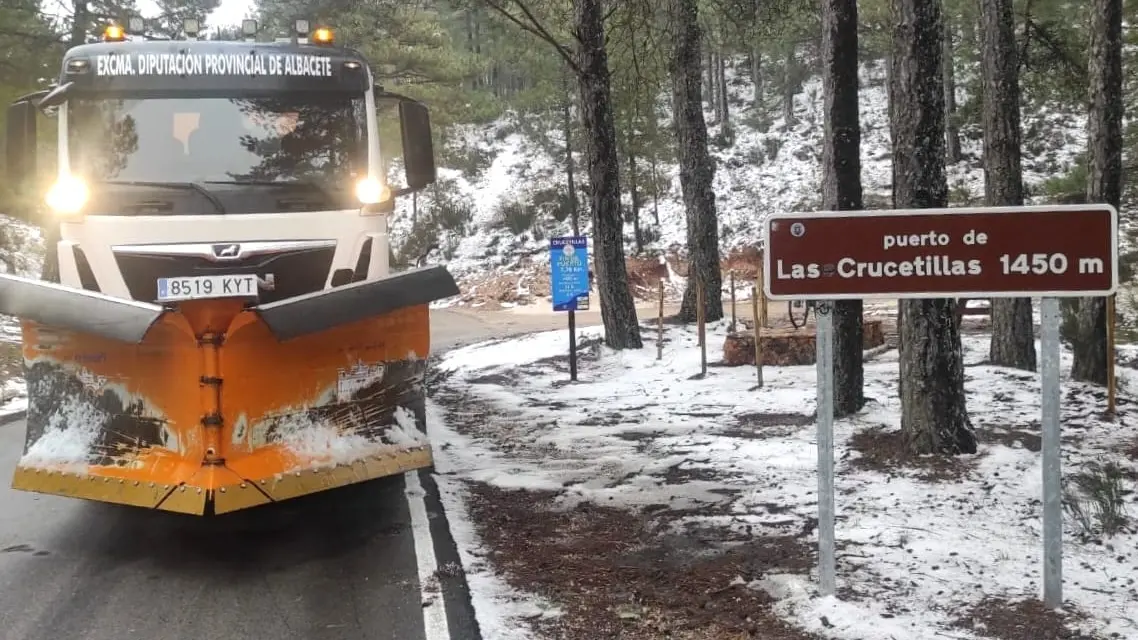 La Diputación de Albacete reparte 20 toneladas de sal en las carreteras por la nieve
