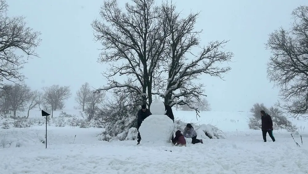 Marzo blanco en la localidad de Las Majadas (Cuenca), con trineos y muñecos de nieve - EFE/Lorena Mayordomo
