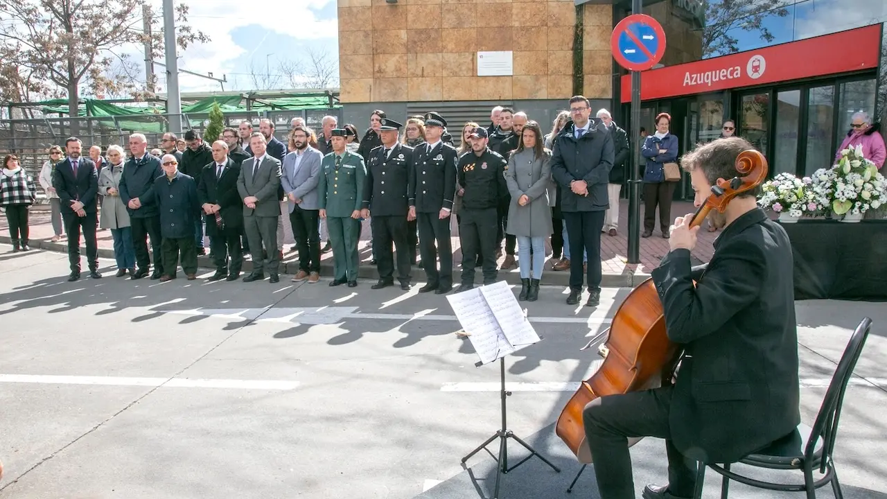El presidente de Castilla-La Mancha, Emiliano García-Page, ha asistido a los cinco minutos de silencio y homenaje realizado a las víctimas del 11M en Azuqueca de Henares (Guadalajara)