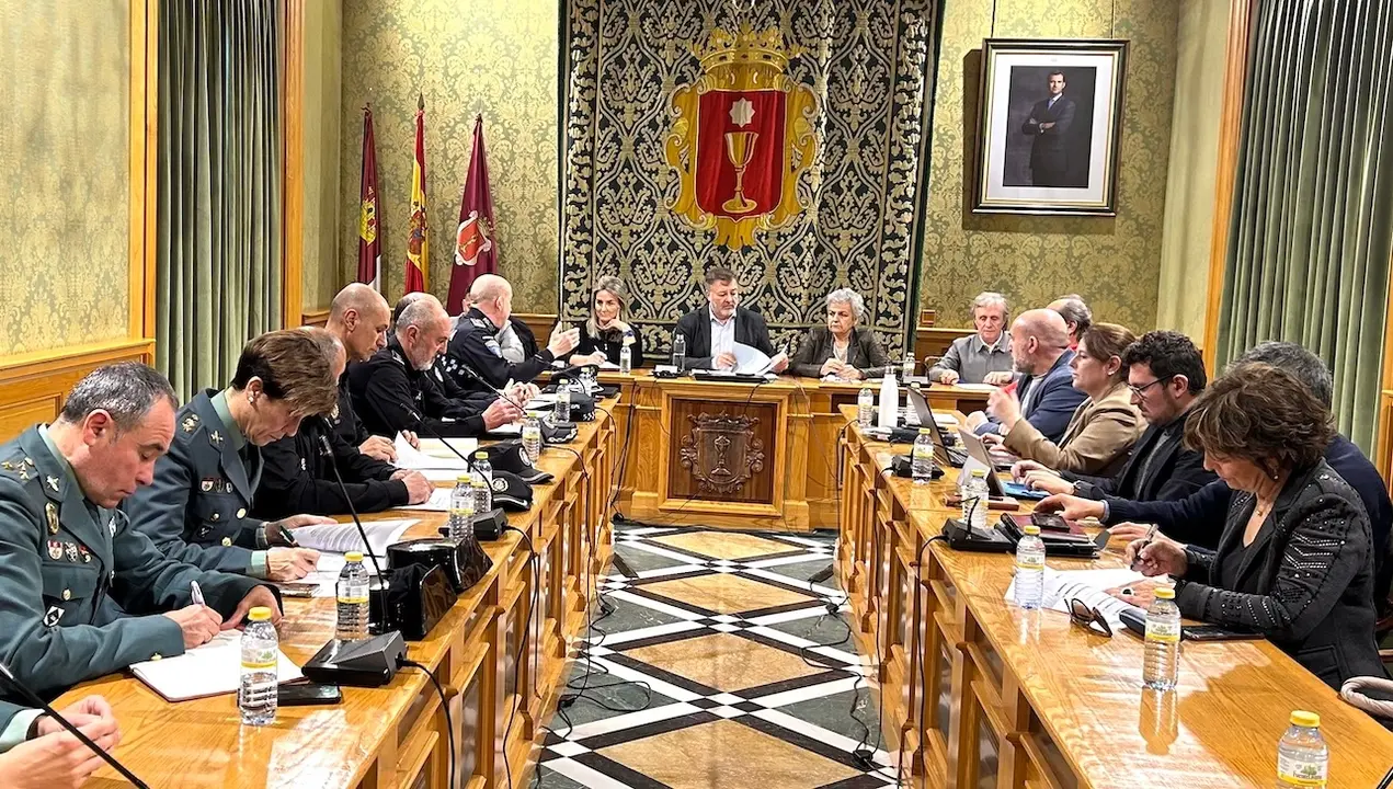 La delegada del Gobierno en Castilla-La Mancha, Milagros Tolón, y el alcalde de Cuenca, Darío Dolz, han presidido la reunión de la Junta Local de Seguridad
