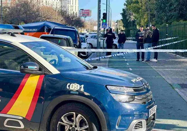Matan a puñaladas a un chico de 21 años durante una pelea en medio de una calle, policía, patrulla, cadáver, violencia, reyerta,
