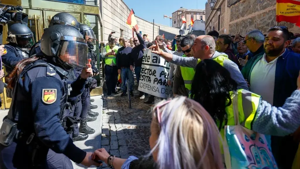Protesta de agricultores frente a la consejería de Agricultura de Castilla-La Mancha en Toledo - EFE/Ismael Herrero