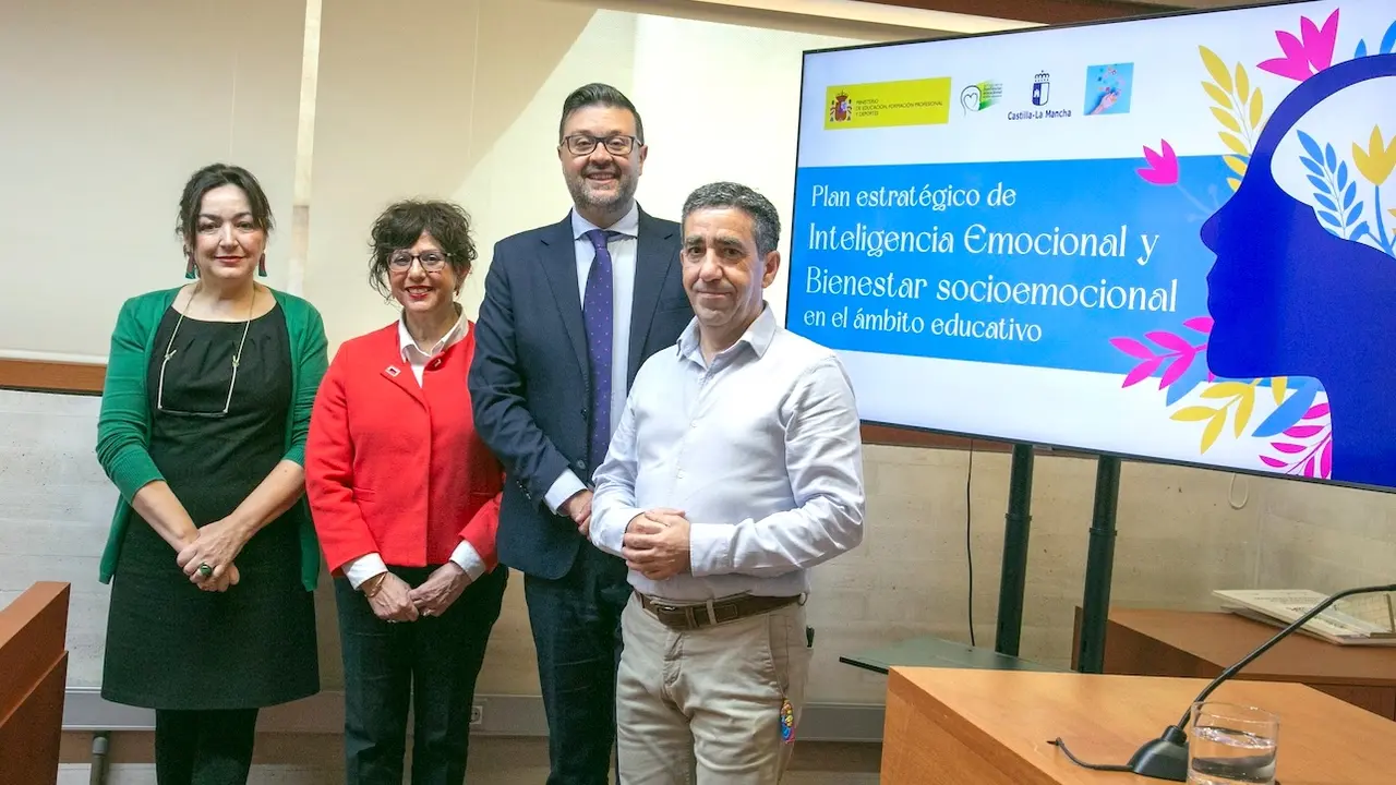 El consejero de Educación, Cultura y Deportes, Amador Pastor, ha ofrecido una rueda de prensa para presentar el Plan estratégico de Inteligencia Emocional y de Bienestar socioemocional en el ámbito educativo