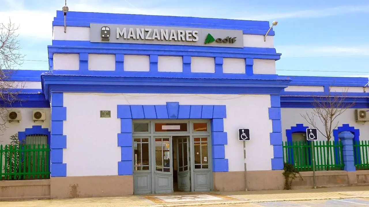 En la imagen de archivo la estación de ferrocarril - tren de Manzanares (Ciudad Real)