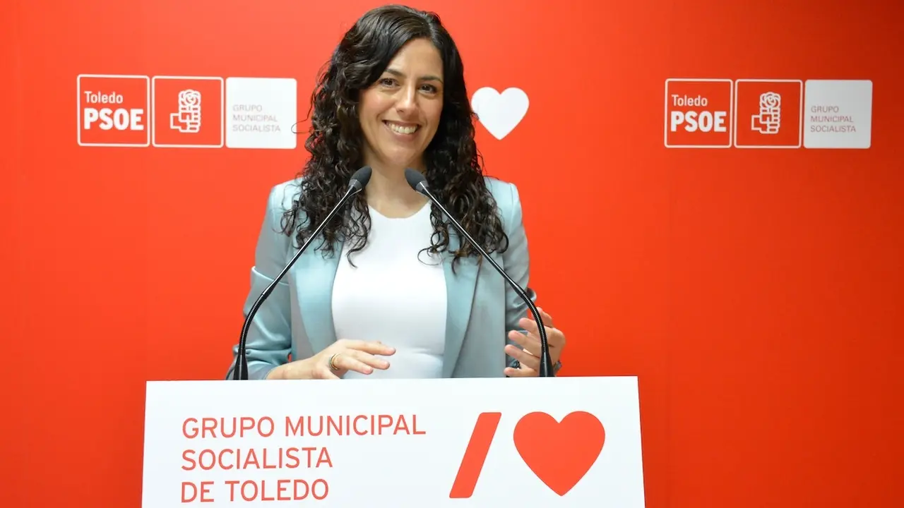 La portavoz del PSOE en el Ayuntamiento de Toledo, Noelia de la Cruz, durante la rueda de prensa que ha ofrecido