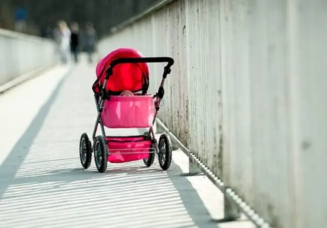 Un padre abandona a su bebé en plena calle de madrugada para vengarse de la madre