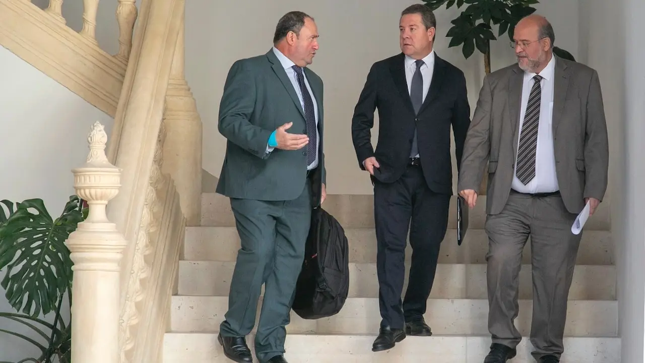En la imagen de archivo de izq. a dcha. el consejero de Agricultura, Ganadería y Desarrollo Rural, Julián Martínez Lizán; el presidente de Castilla-La Mancha, Emiliano García-Page y el vicepresidente primero, José Luis Martínez Guijarro