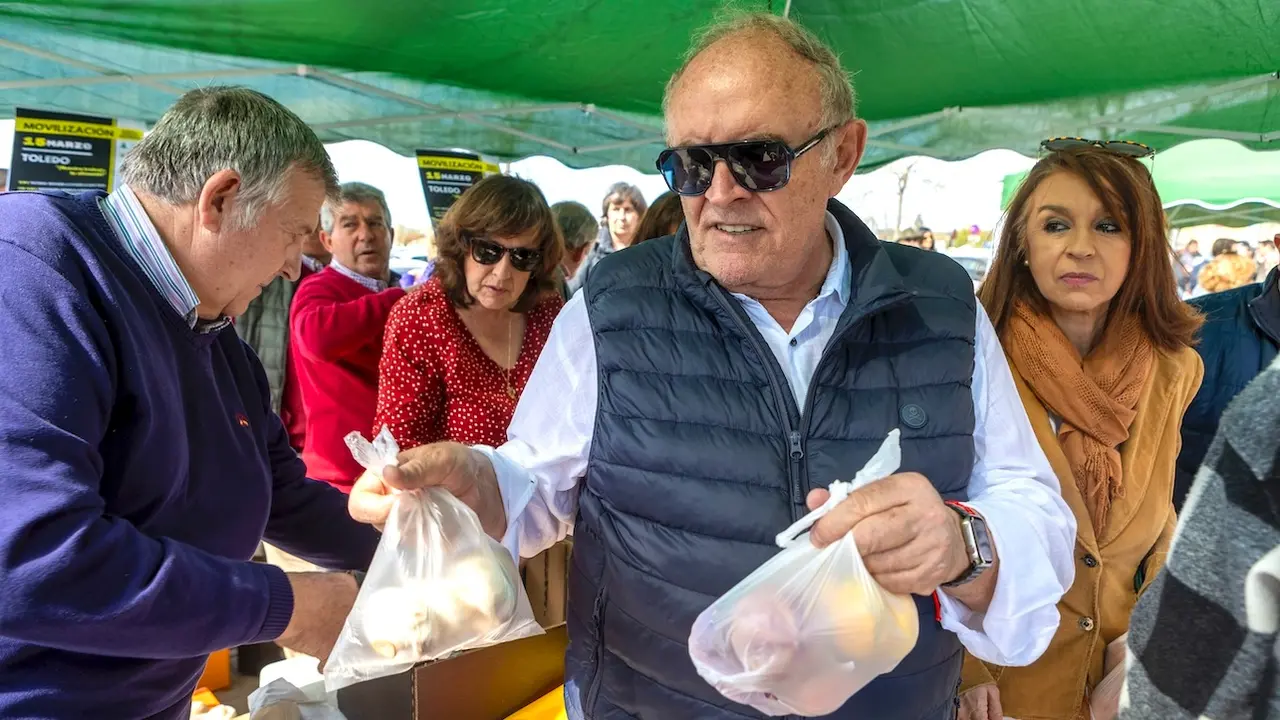 Los responsables de las organizaciones agrarias Asaja, COAG y UPA atienden a los medios durante la tractorada y el reparto de alimentos que llevan a cabo para reivindicar mejoras para el sector del campo - EFE/Ángeles Visdómine