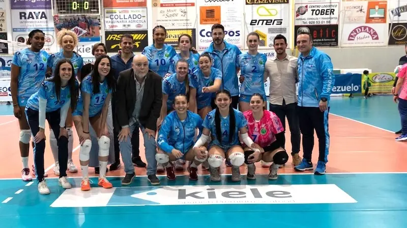 El director general de Juventud y Deportes, Carlos Yuste, ha asistido al partido de cuartos de final de play-off entre el Kiele Socuéllamos y el Haris La Laguna