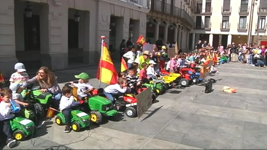 Una tractorada infantil recorre las calles de Guadalajara para defender el campo - Fotografía: CMM
