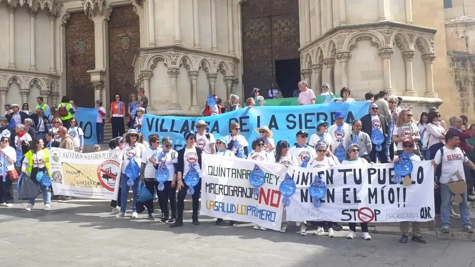 Una cadena humana convocada por Pueblos Vivos reclama en. Cuenca proteger el agua de la contaminación por nitratos - Fotografía: CMM