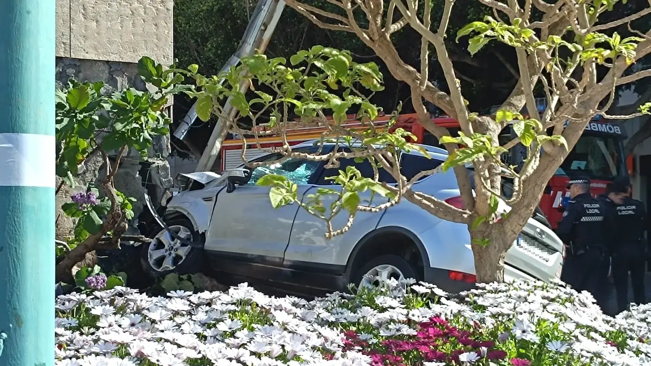 accidente de tráfico, atropello, salirse de la vía, atropellado, salida de vía, chocar contra un muro, choque. colisión,