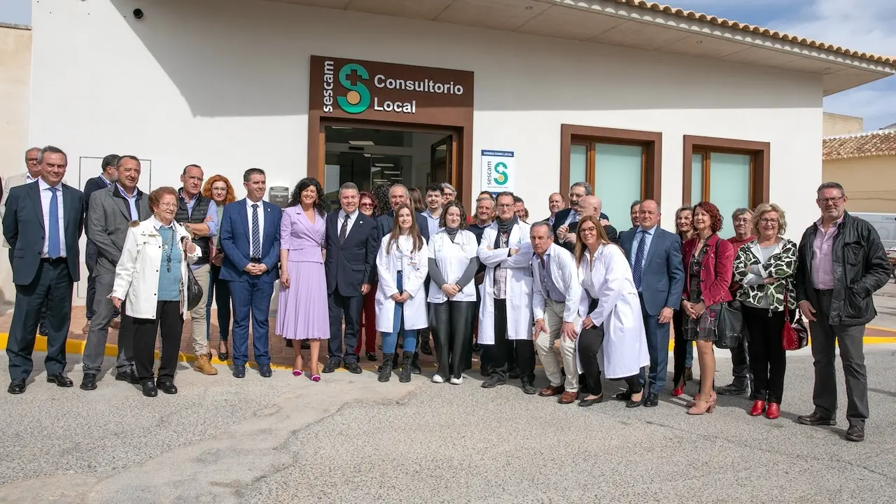 El presidente de Castilla-La Mancha, Emiliano García-Page, ha inaugurado el nuevo Consultorio Local de Barrax (Albacete)