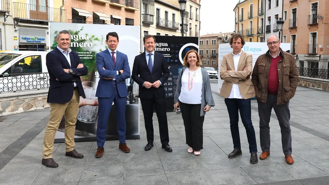 El alcalde de Toledo, Carlos Velázquez (c), en la inauguración de la exposición organizada por TAGUS con motivo del Día del Agua en la Plaza de Zocodover