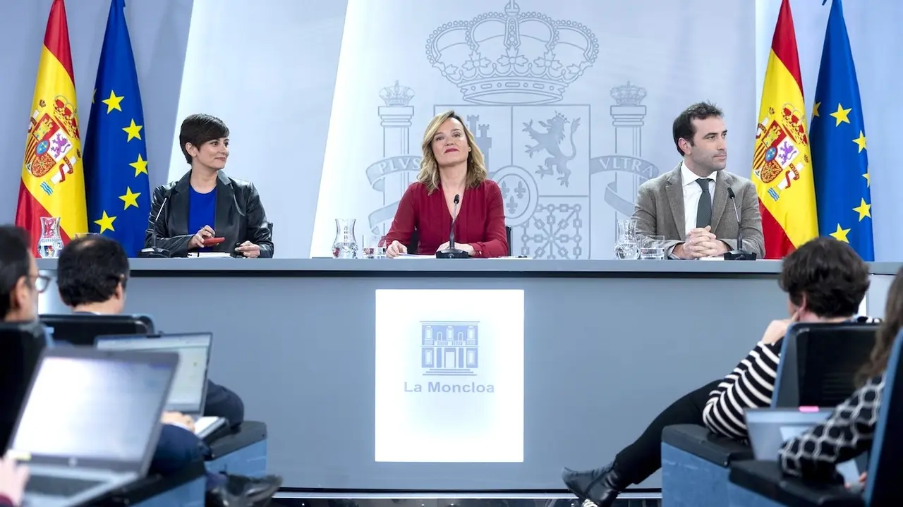 La ministra de Vivienda y Agenda Urbana, Isabel Rodríguez; la ministra de Educación, Formación Profesional y Deporte, Pilar Alegría, y el ministro de Economía, Comercio y Empresa, Carlos Cuerpo - EP